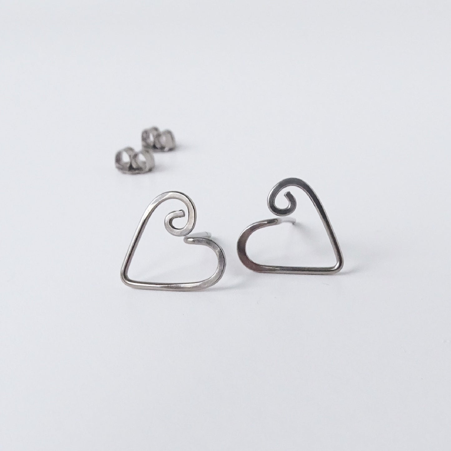Small Heart Studs Niobium Post Earrings, Wire Swirl Love Heart Posts, Hypoallergenic Nickel Free Open Heart Stud Earrings for Sensitive Ears