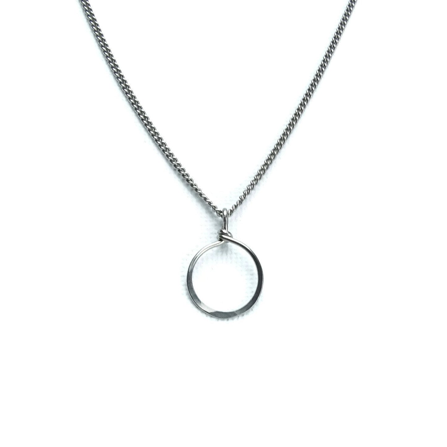 Small Hoop Titanium Necklace Simple Modern Small Hammered Circle Necklace Hypoallergenic Niobium and Titanium Necklace for Sensitive Skin