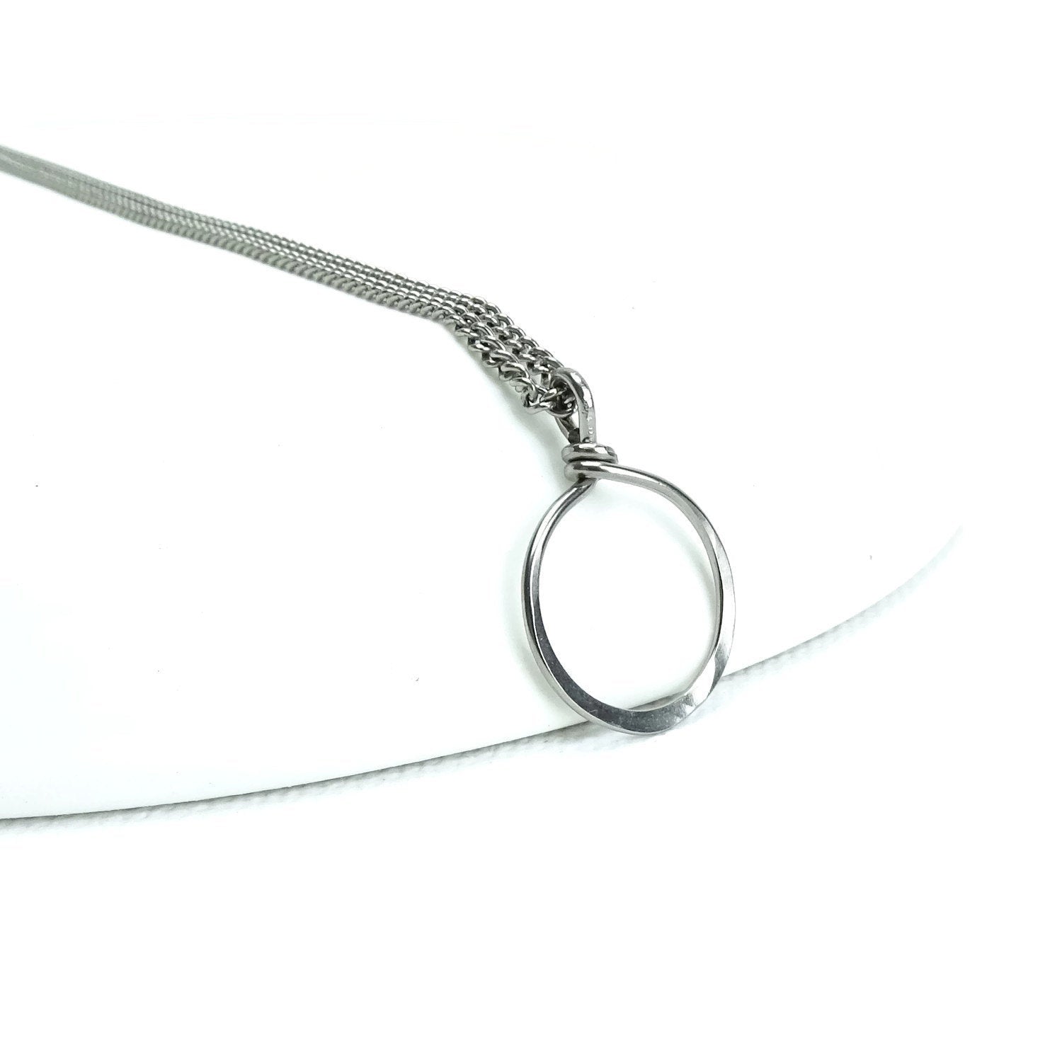 Small Hoop Titanium Necklace Simple Modern Small Hammered Circle Necklace Hypoallergenic Niobium and Titanium Necklace for Sensitive Skin