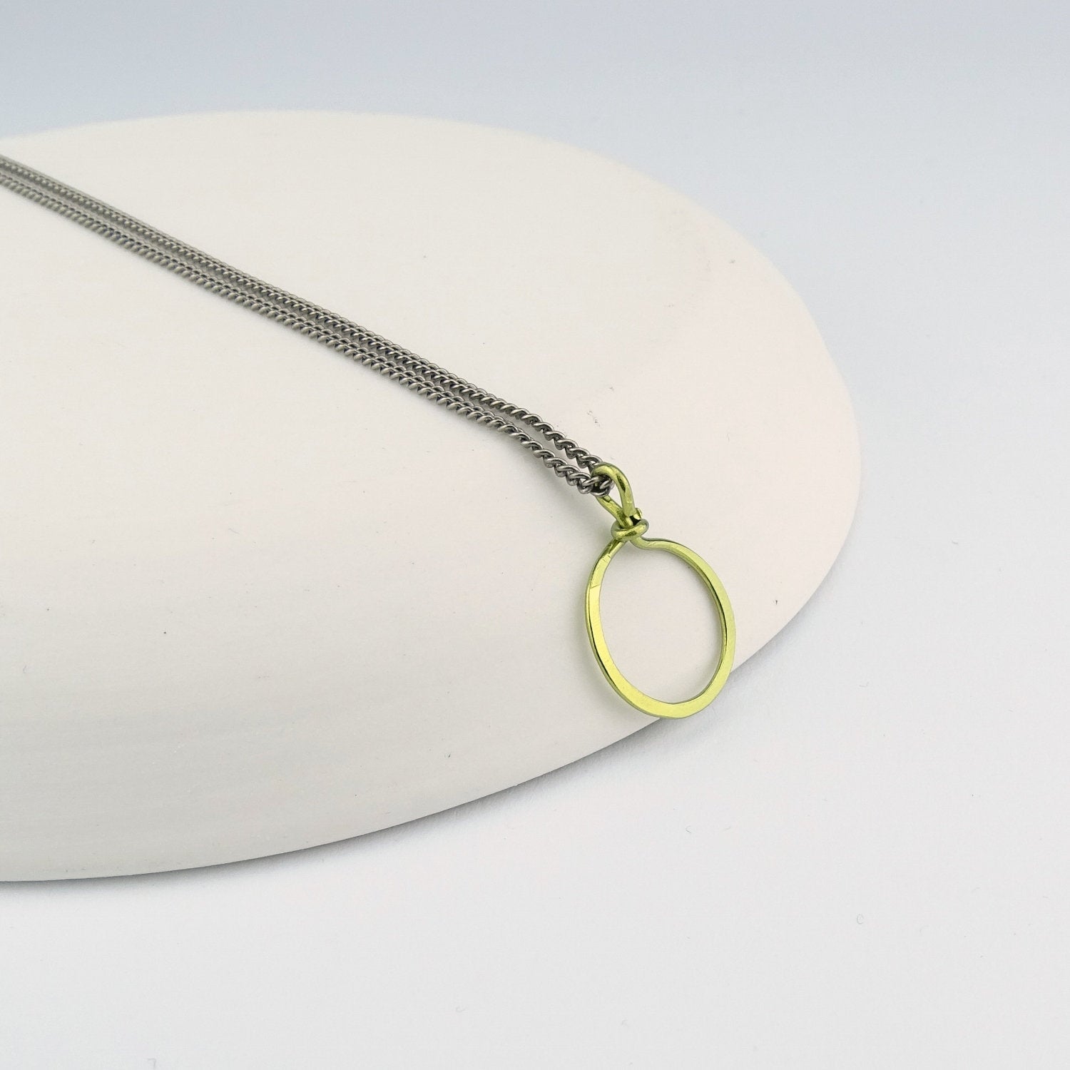 Gold Small Hoop Titanium Necklace, Simple Modern Mixed Metal Hammered Circle Hypoallergenic Niobium and Titanium Necklace for Sensitive Skin