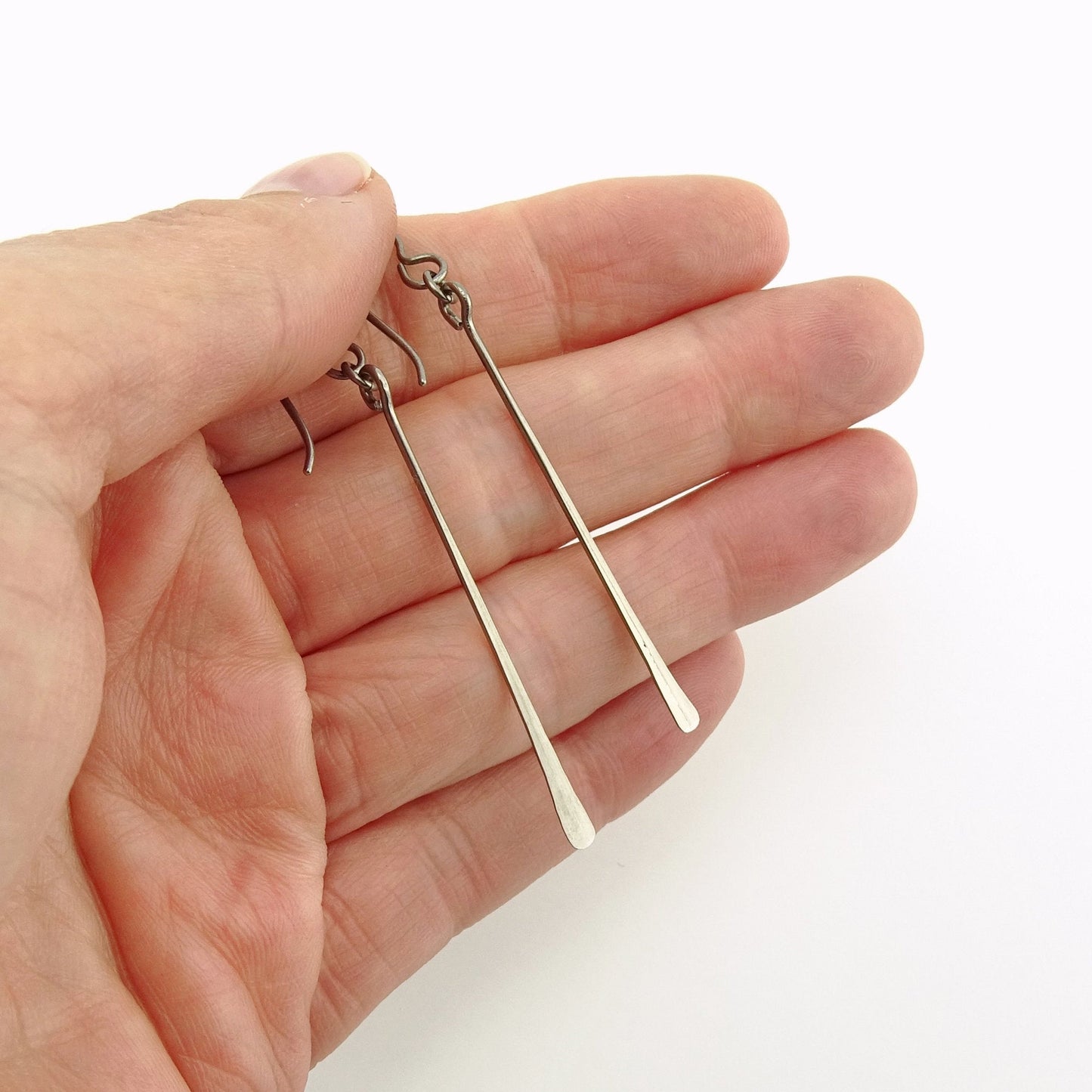 Long Hammered Bar Titanium Earrings, Elegant Silver Gray Niobium Hypoallergenic Bars, Nickel Free Modern Stick Earrings for Sensitive Ears