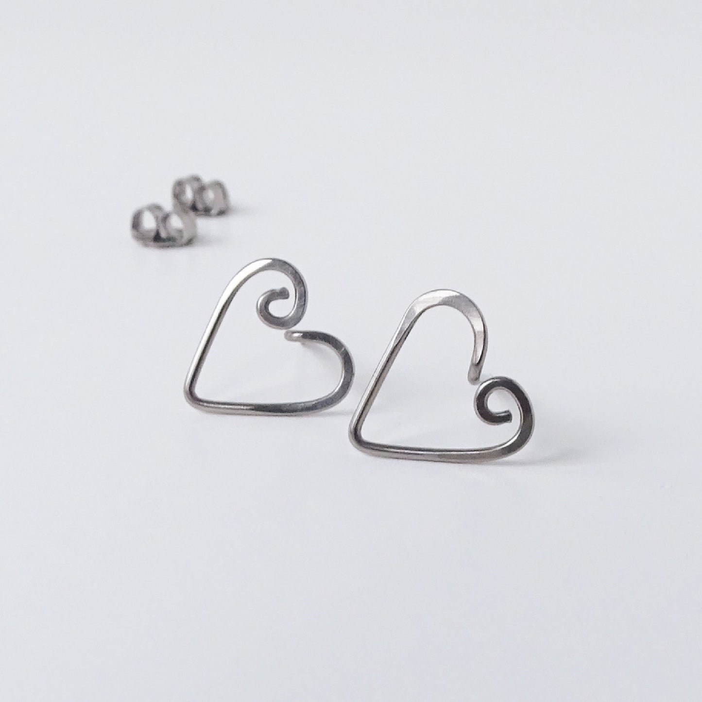 Small Heart Studs Niobium Post Earrings, Wire Swirl Love Heart Posts, Hypoallergenic Nickel Free Open Heart Stud Earrings for Sensitive Ears