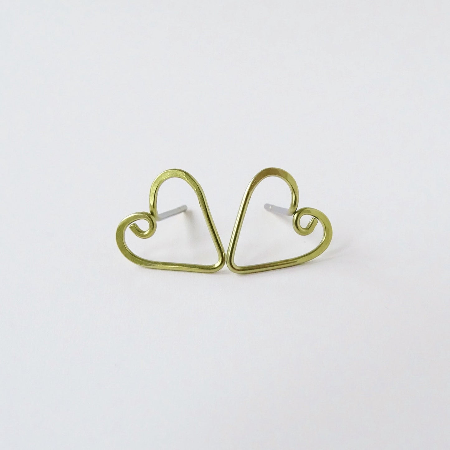 Small Heart Studs Gold Niobium Post Earrings, Swirl Love Heart Posts, Hypoallergenic Nickel Free Open Heart Stud Earrings for Sensitive Ears